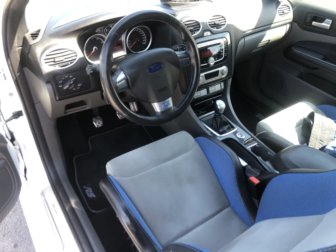 Interiér vozidla Ford Focus RS dovezeného z Nemecka cez MDPROFI, s. r. o.