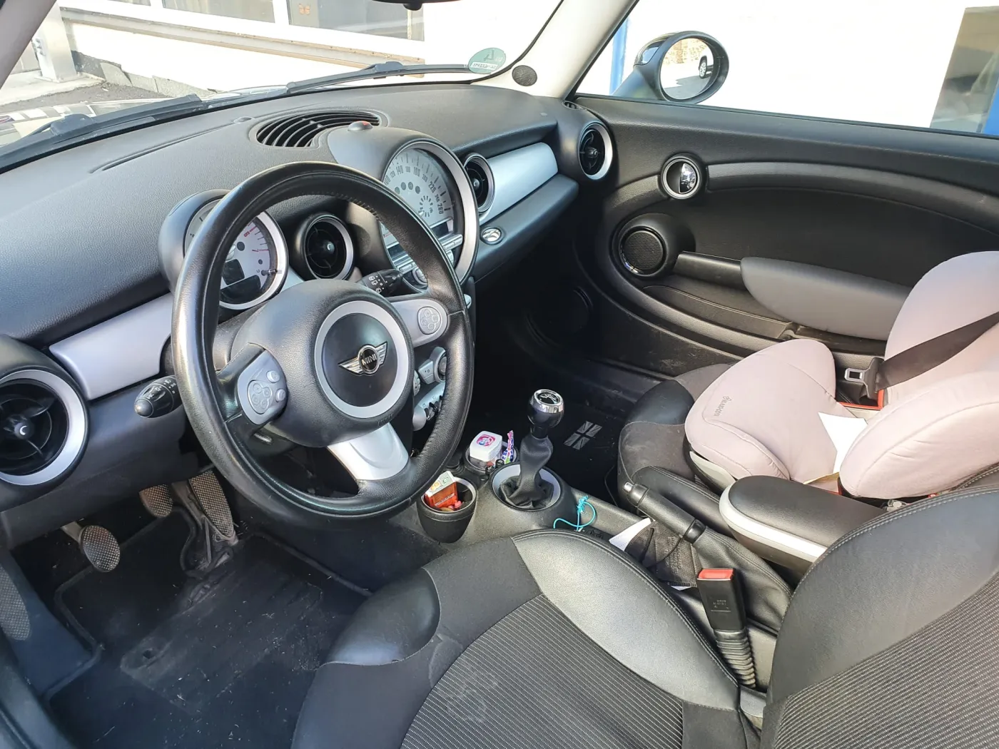 Interiér vozidla Mini Cooper dovezeného z Nemecka cez MDPROFI, s. r. o.